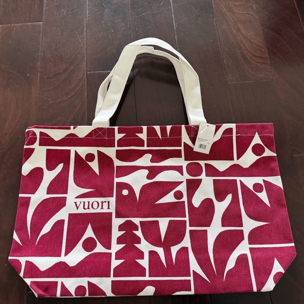Vuori Holiday ‘25 tote in Strawberry